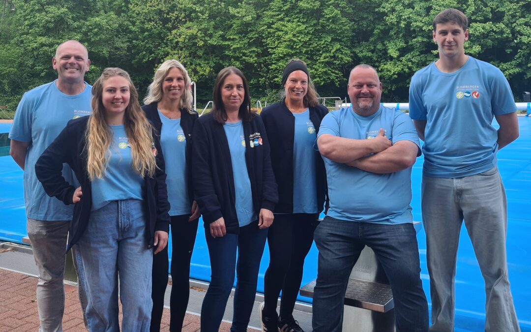 !B FreibadmitarbeiterInnen vor Schwimmbecken