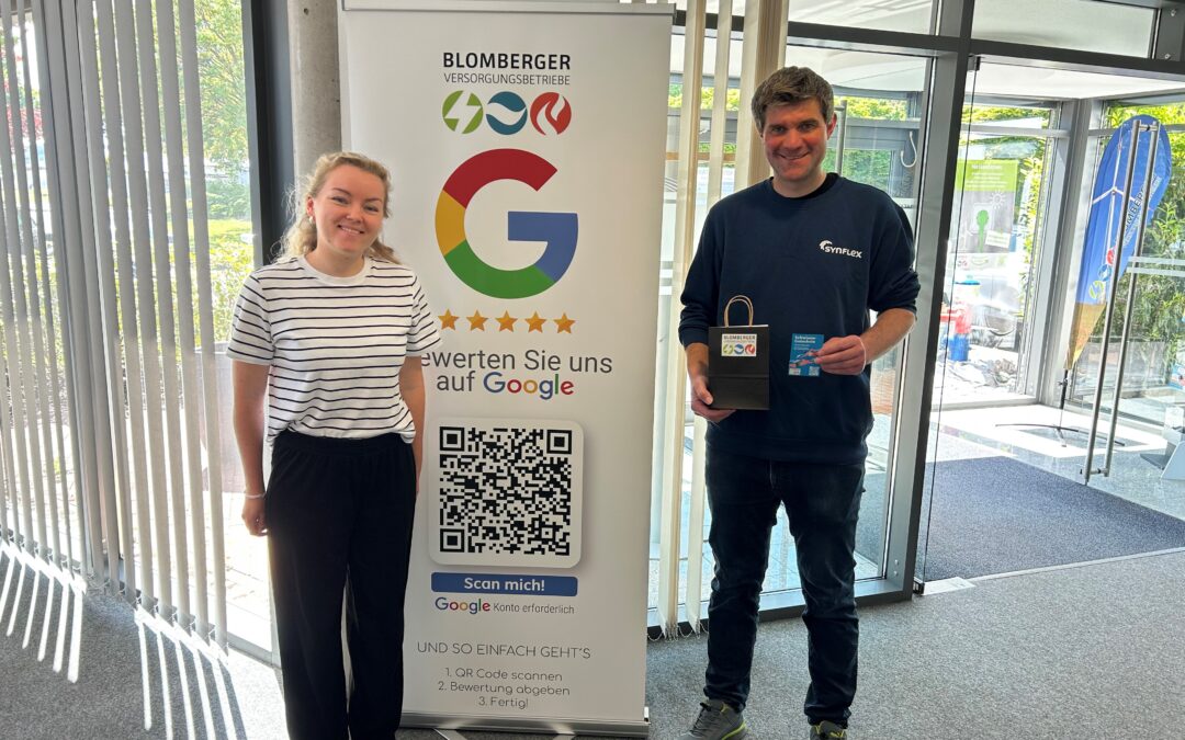 !B Mitarbeiterin und Gewinner im Servicecenter