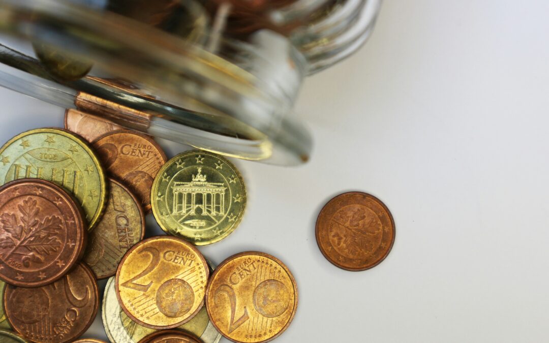 !B Umgekippte Glasspardose mit herausfallenden Euromünzen